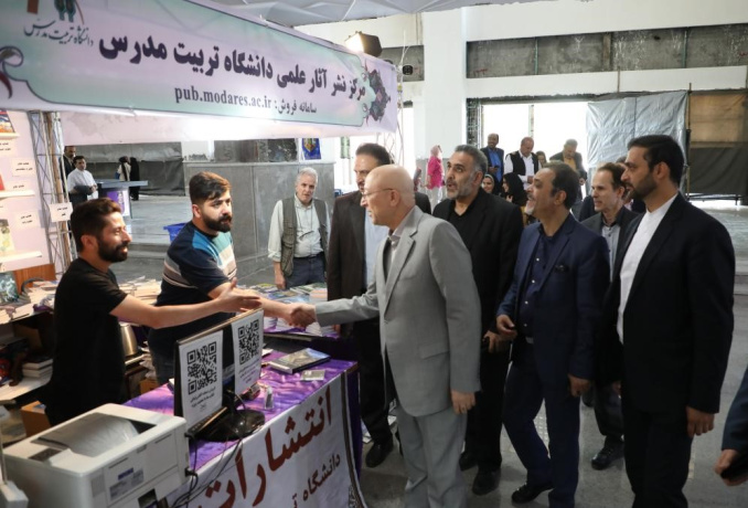 بازدید وزیر علوم از غرفه مرکز نشر آثار علمی دانشگاه تربیت مدرس در نمایشگاه کتاب تهران