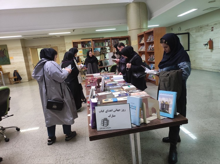  اهدای کتاب به دانشجویان از سوی کتابخانه مرکزی دانشگاه